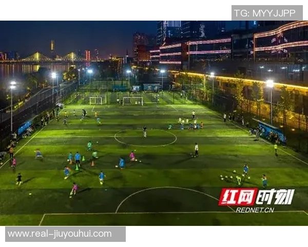 足球的魅力与激情在绿茵场上的每一次奔跑与拼搏